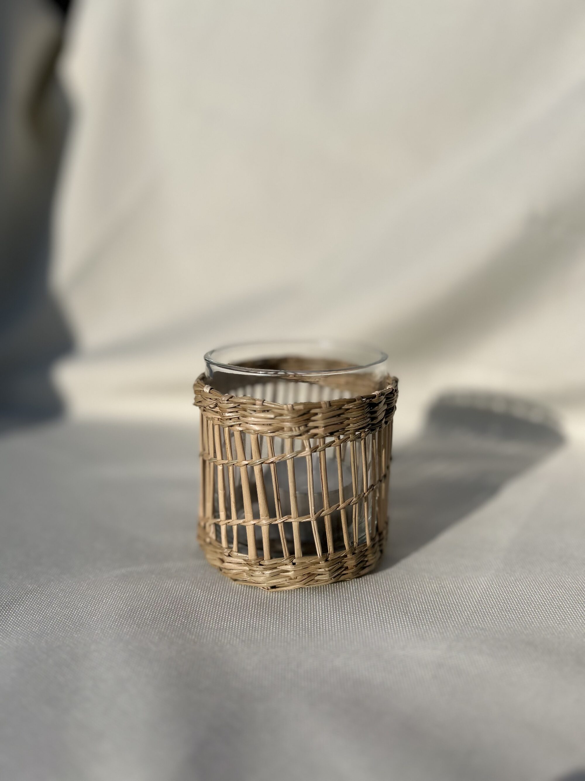Boho-Teelichtglas mit Bastumrandung als wiederverwendbares Deko-Detail